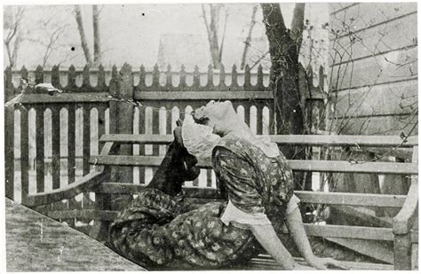 На снимке — Анна Ахматова делает колечко в Царском селе в 1916 году. В ...