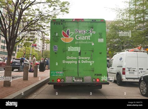 Peapod Giant Grocery Delivery Truck Stock Photo Alamy