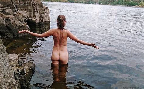 Amazing Brunette Babe Unveils Her Sexy Body Outdoors Photos