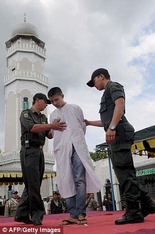 Indonesian Woman Nur Elita Whipped For Having Sex With Lover Daily Mail Online