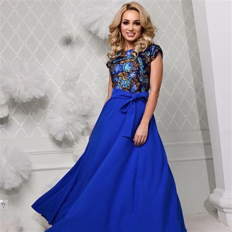 Даже полевой цветок на платье королевы становится королевским ...