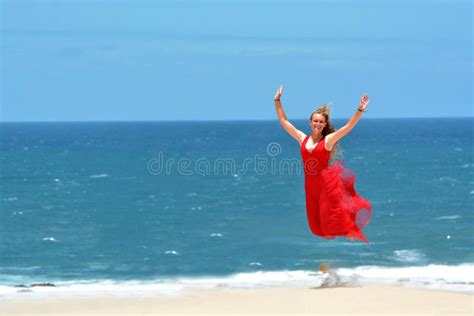 Fille Blonde Avec La Robe Rouge Sautant Sur La Plage Image Stock Image Du Ayant Ayez