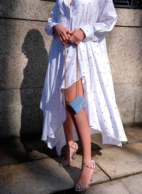 Как носить микро-сумки Jacquemus и почему они в моде