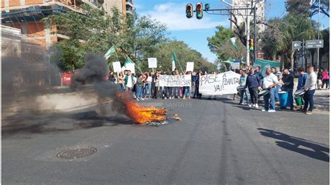 Trabajadores de ATE están cortando Bulevar frente al Ministerio de