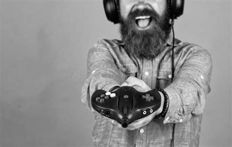 Mature Barbu Gars A Les Cheveux Longs Port Casque Utilisation Tv Console De Jeu S Amuser Photo
