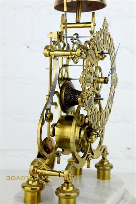 Старинные настольные механические часы с боем в стеклянной колбе с ...