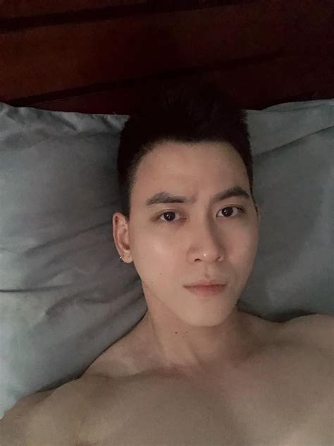 Có một chàng gay điển trai đang cực nổi trên MXH vì những clip trò chuyện hài hước