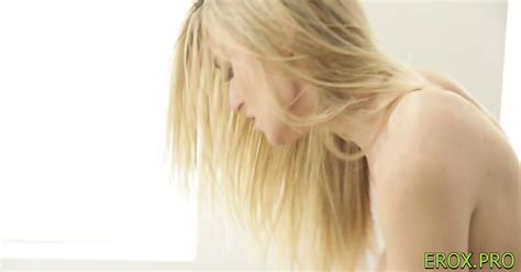 Cheerful Blonde Teen Natalia Starr Gets Extra Wet