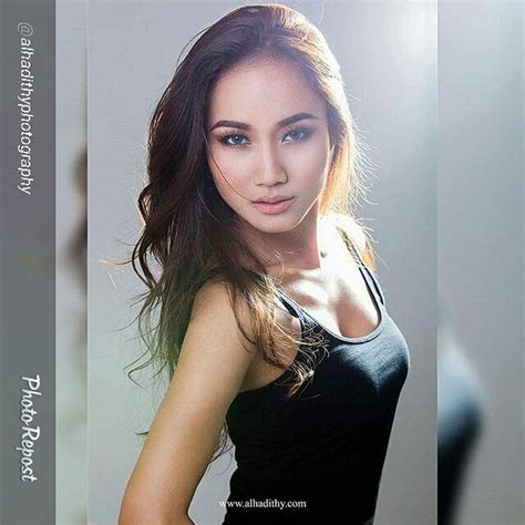 8 Hot Sexy Tash Yong Bikini Pics