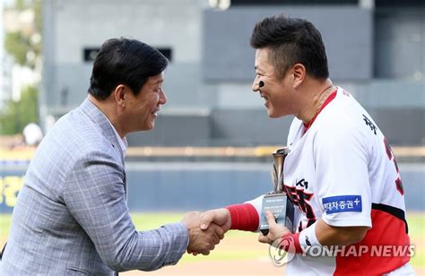 최형우 개인 통산 1500타점 달성 시상식 연합뉴스