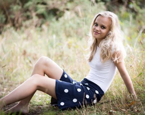 Belle Adolescente Blonde Dehors Dans Les Bois Photo Stock Image Du Ext Rieur Lames