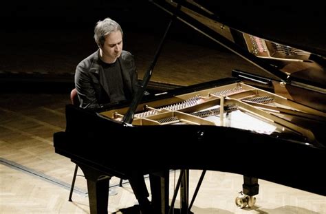 concert  cross eyed pianist