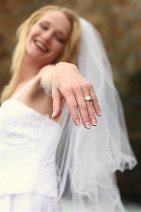 Recht Blonde Braut Entlang Dem Ozean Stockbild Bild von stattlich lächeln