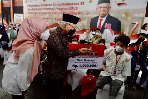 Wapres Indonesia Banyak Orang Miskin Serahkan Bantuan Sosial Di