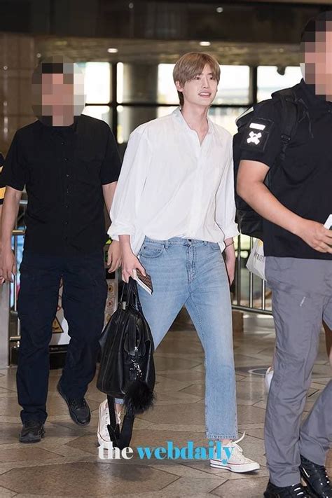 Lee Jong Suk Departs For Japan For 2018 Fan Meeting