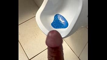 Novinho batendo uma o pau duro veiudo no banheiro público XVIDEOS