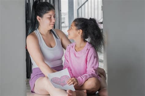 Hermosa Madre Latina Con Su Hija Morena De Pelo Rizado Sonriendo Y Feliz Por El Regalo Foto