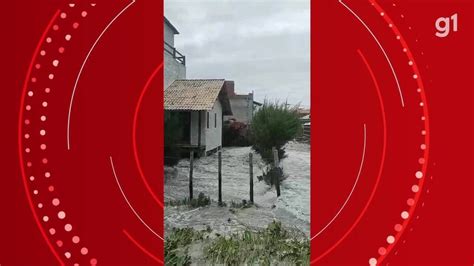 Mar avança e inunda ruas e casas durante ressaca em Arraial do Cabo RJ