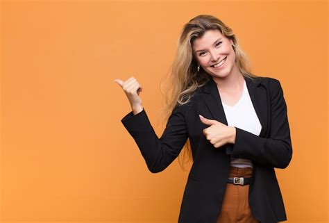 Joven Y Guapa Mujer Latina Sonriendo Alegremente Y Casualmente Apuntando A Copiar Espacio En El