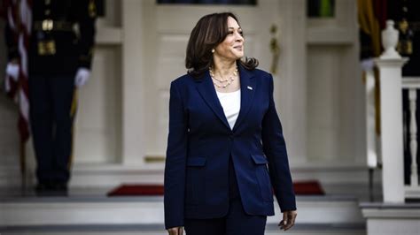 Inside Kamala Harris's subtly patriotic living room color scheme ...