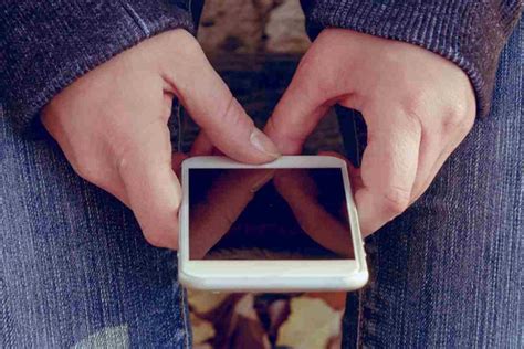 Cos è la Sex Roulette Il nuovo allarme social e il caso emblematico di una enne romana