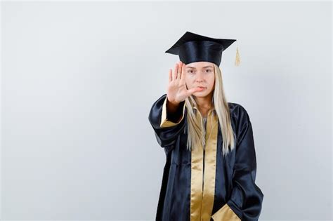Fille Blonde Montrant Le Panneau D Arr T En Robe De Graduation Et Casquette Et La Recherche De