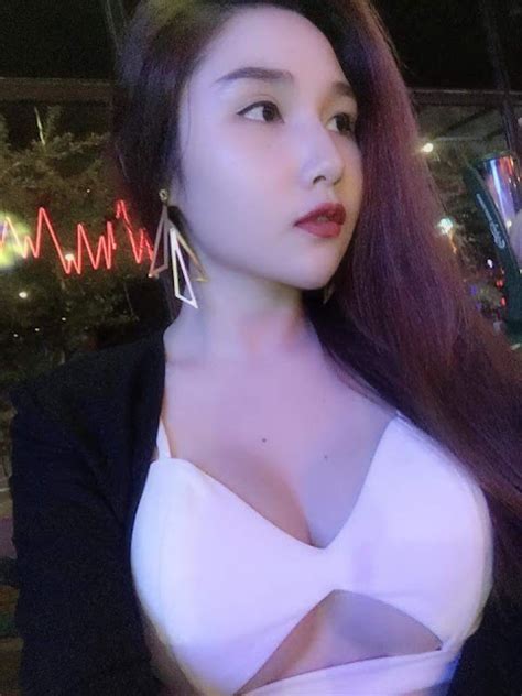Girl xinh khoe vòng 1 căng tròn đầy quyến rũ Gái đẹp show hàng Hot Girl sexy