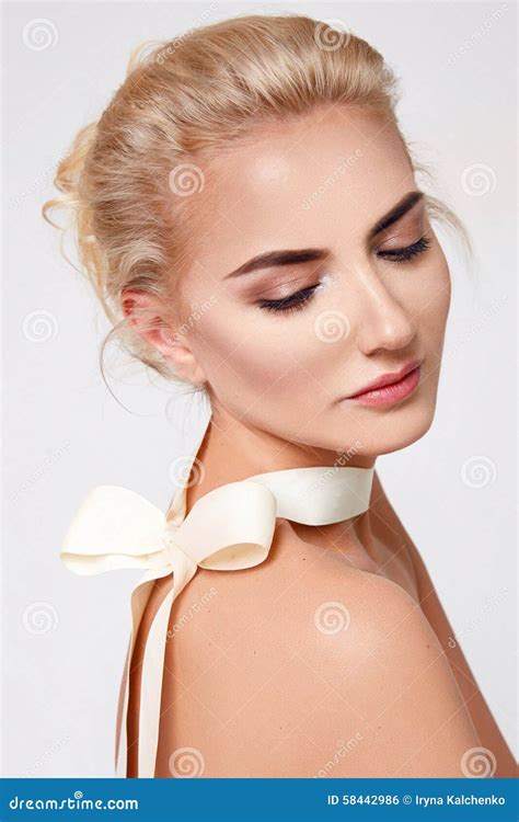 Forme Naturelle De Corps Nu De Maquillage De Belle Femme Blonde Sexy Photo Stock Image Du