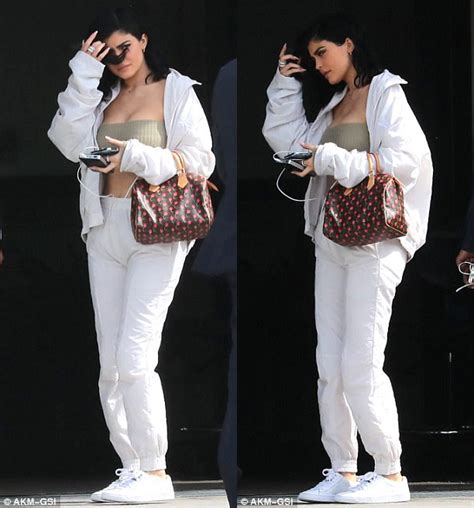 Chị em Kendall Kylie đọ vẻ gợi cảm Người lộ chân ngực kẻ bán nude khoe boot trăm triệu đồng