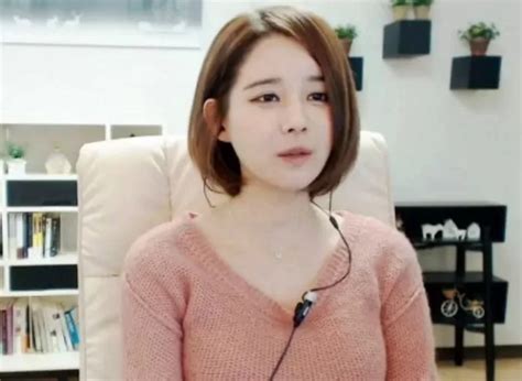 Đang là hot girl vạn người mê nữ streamer gây sốc khi quỵt gần tỷ của fan đối diện án phạt nặng