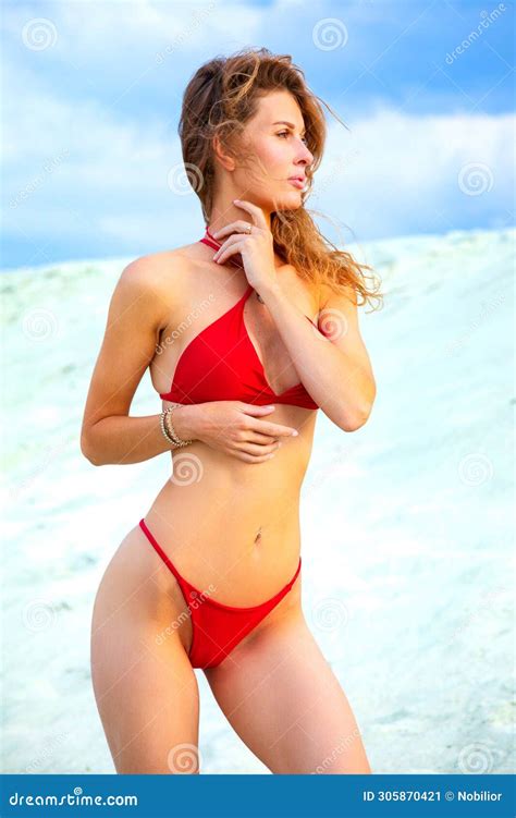 Bella Joven En Bikini Rojo En La Playa De Maldivas Imagen De Archivo