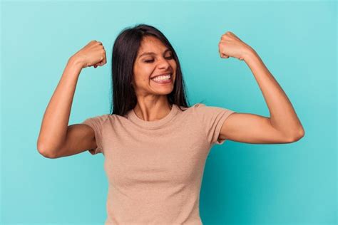 Mujer Latina Joven Aislada Sobre Fondo Azul Animando Despreocupada Y Emocionada Concepto De