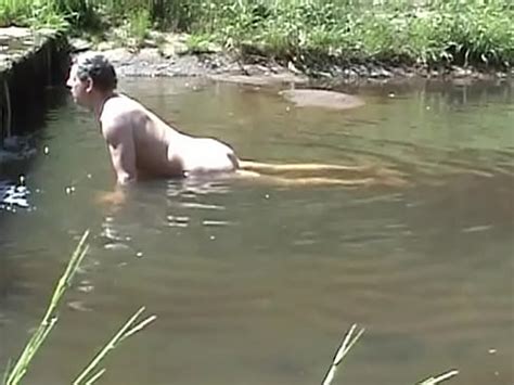 Cumming en una piedra en un río XVIDEOS