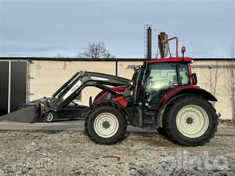 Traktor Med Lastare Valtra N154e Blinto Auktioner