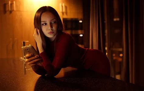 Обои dress model women brunette smartphone red dress hips bent over на телефон и рабочий