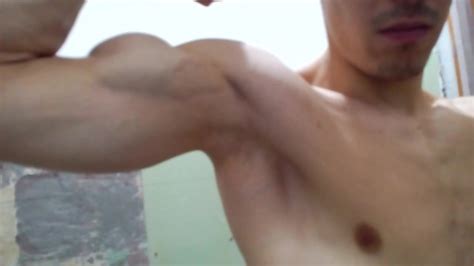 Hombre Caliente Flexionando Sus Músculos Pornhub Gay
