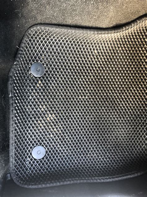 Крепление пассажирского коврика — Mitsubishi Lancer X, 1,8 л, 2008 года ...