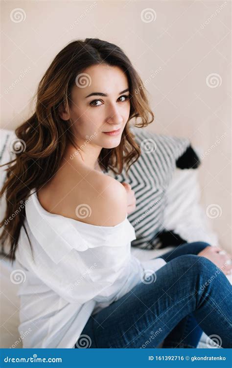 Portret Van Een Jonge Mooie Vrouw In Bed In De Ochtend Thuis Mooie Brunette In De Slaapkamer