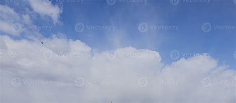 Imagen De Un Cielo Parcialmente Nublado Y Parcialmente Despejado