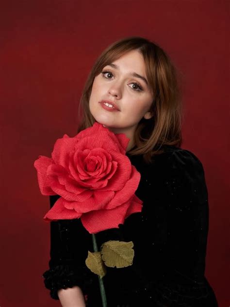 Sao phim Sex Education có vóc dáng vạn người mê hóa ra là tín đồ