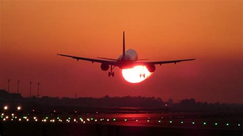 Atardecer Bajo Los Aviones