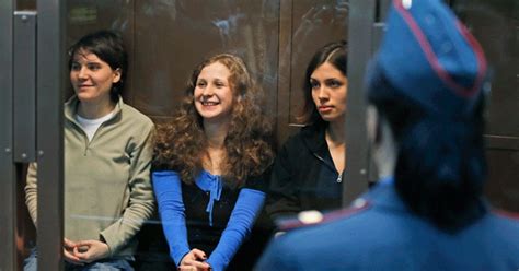 Pussy Riot medlem släpps ur fängelset SVT Nyheter