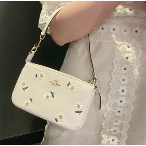 Best quality Túi C o c h Kẹp hiệu kèm hoạ tiết Daisy Jeans Nude Hoa lê Shopee Việt Nam