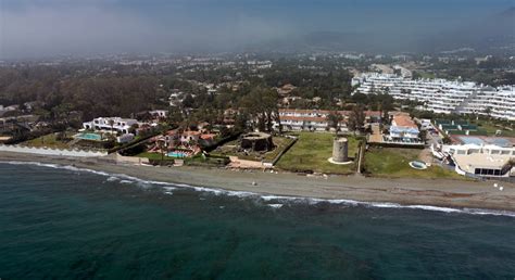 Алексей Навальный — Семья депутата прячется от войны в Испании