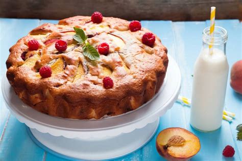 Clafoutis aux pêches et framboises un délice d été bien parfumé