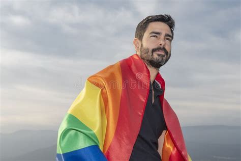 Hombre Guapo Con Bandera Gay En El Fondo Del Cielo Foto De Archivo Imagen De Concepto Hermoso