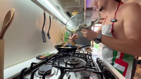 年轻的意大利小伙子在厨房里有一个大黄瓜 Pornhub Gay