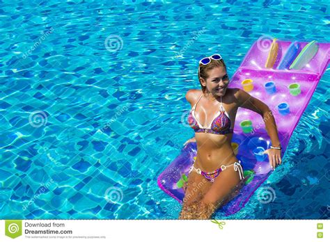 Pose D Uso Degli Occhiali Da Sole E Del Bikini Della Donna Che Nuotano