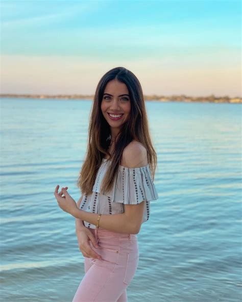 7 Hot Sexy Luana Carolina Bikini Pics