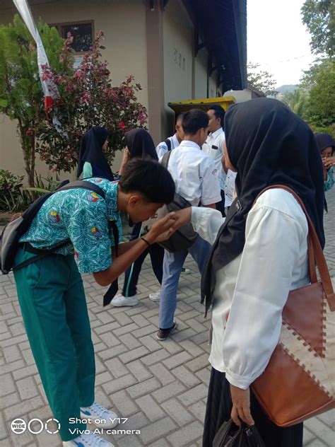 Budaya 3s Senyum Salam Dan Sapa Di Lingkungan Sekolah Smk Negeri 2